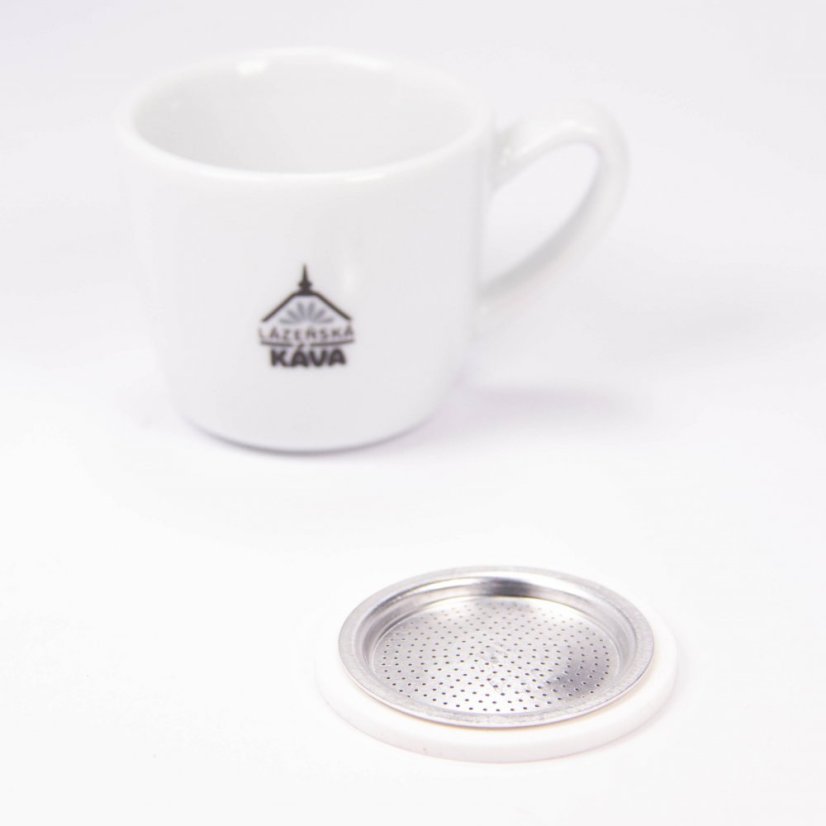 Bialetti wymienna uszczelka i sitko obok filiżanki do kawy z logo Spa Coffee.