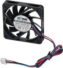 Klenge schwaarzen Axialventilator mat gebéiten Blieder an engem Stecker mat Drot Klenge schwaarzen Axialventilator mat gebéiten Blieder an engem Stecker mat Drot