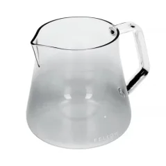 Sklenená kanvica na kávu Fellow Mighty Small Glass Carafe vo dymovej sivej farbe s objemom 500 ml, vyrobená zo skla.