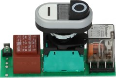 Knäppchen Panel Kit mat engem wäissen a schwaarzen Dréischalter op enger grénger Plack mat Relais a Transformator