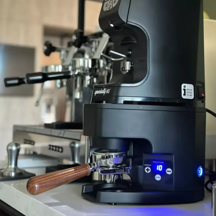 L'automate à café est conçu pour une compatibilité parfaite avec le moulin, garantissant un tassage facile et rapide.