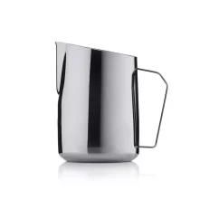 Pichet barista noir pour mousser le lait de 600 ml sur un fond blanc