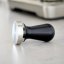 Tamper calibré noir de 53 mm.