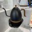 Bouilloire électrique Brewista Artisan Gooseneck d'un litre, finition mate noire avec éclairage LED. Bouilloire électrique Brewista Artisan Gooseneck d'un litre, finition mate noire avec éclairage LED.