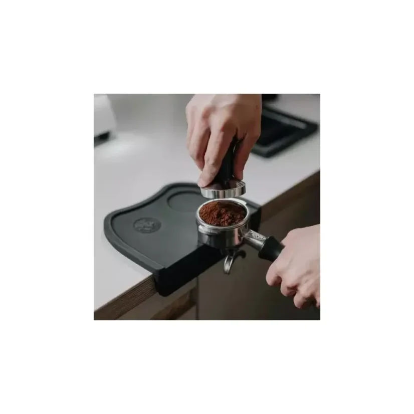 Le tapis en caoutchouc Rhinowares Professional Corner est idéal pour maintenir votre tamper de manière stable, fabriqué à partir d'un matériau de qualité - le caoutchouc.