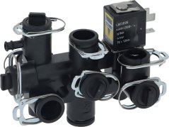 Schwaarze Plastik-Hydraulikmodul mat e puer Schlauchuschlëss, mat Drotklammeren befestegt, an enger elektromagnéitescher Spull.