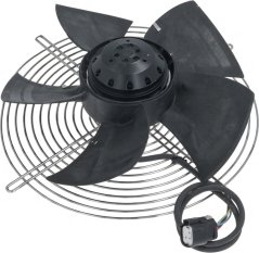 Axialventilator mat schwaarze Plastikschaufelen an engem Metall-Drotgitter an engem Konnektor um Kabel.