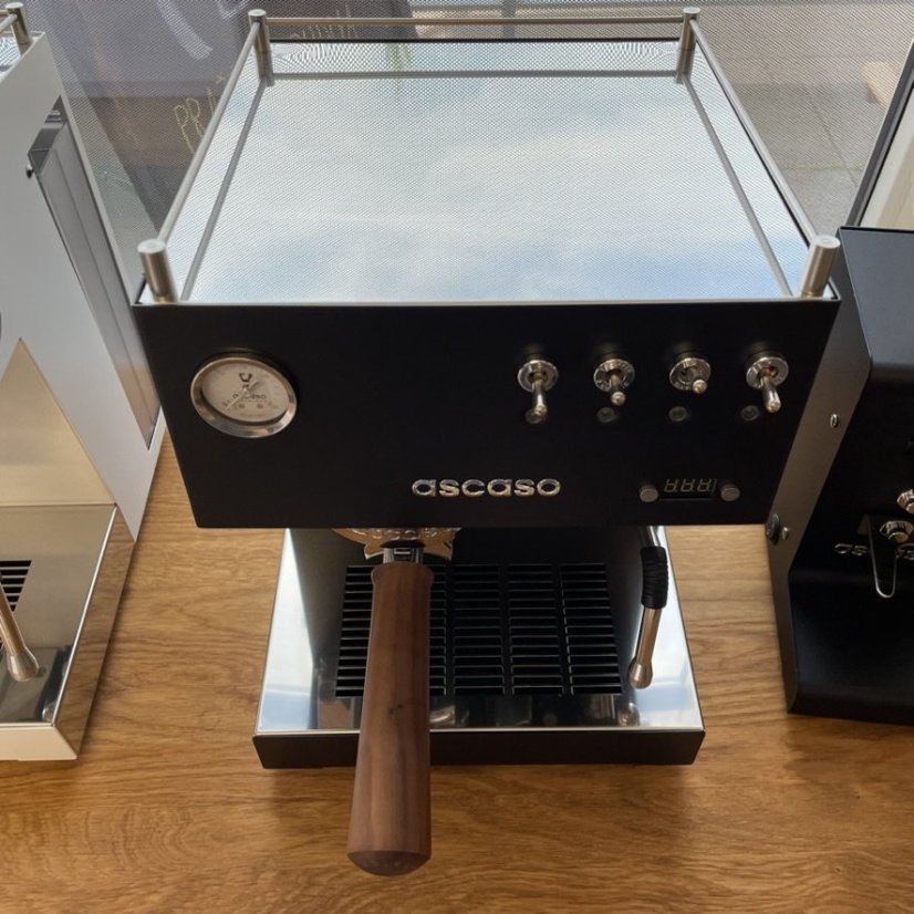 Haus-Espressomaschine Ascaso Steel UNO PID in Schwarz mit Holzelementen, ausgestattet mit einer manuellen Reinigungsfunktion.