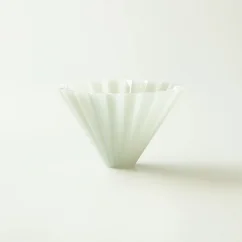 Plastic dripper Origami Air in size M. Matte gray finish. Plastic dripper Origami Air in size M. Matte gray finish.