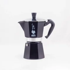 Clásica cafetera moka negra Bialetti Moka Express para 6 tazas, adecuada para usar con fuentes de calor halógenas. Clásica cafetera moka negra Bialetti Moka Express para 6 tazas, adecuada para usar con fuentes de calor halógenas.