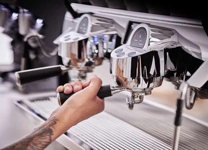 Profesionálny pákový kávovar Victoria Arduino Black Eagle Maverick T3 3GR VOL v bielej farbe.