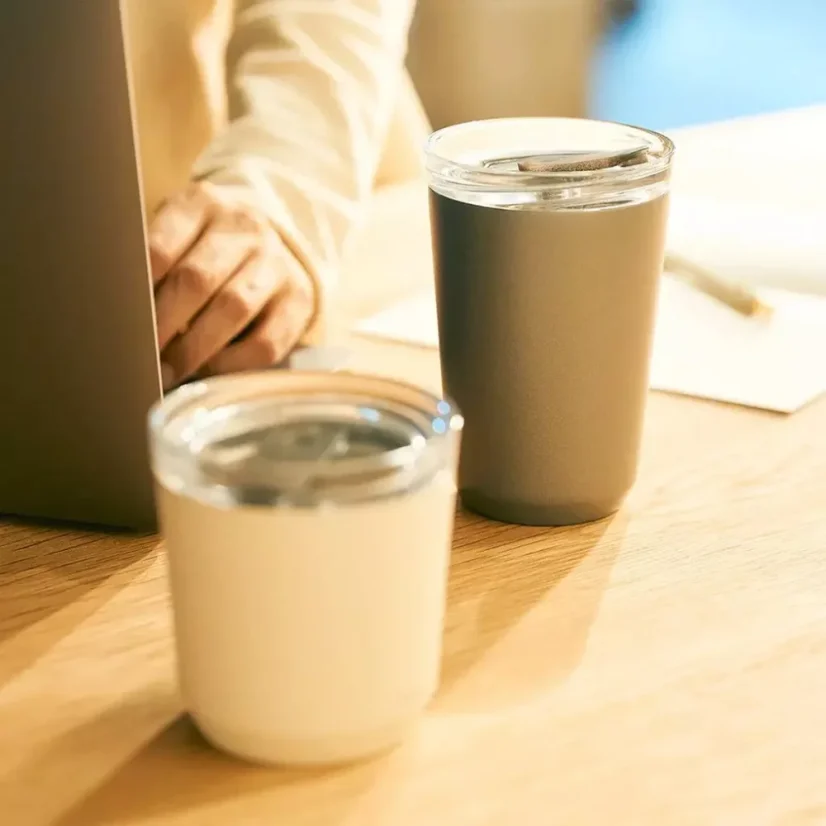 Biely termohrnček Kinto To Go Tumbler s objemom 240 ml, ideálny na cestovanie.