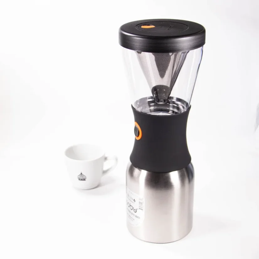 Asobu KB900 infusion à froid à côté d'une tasse.
