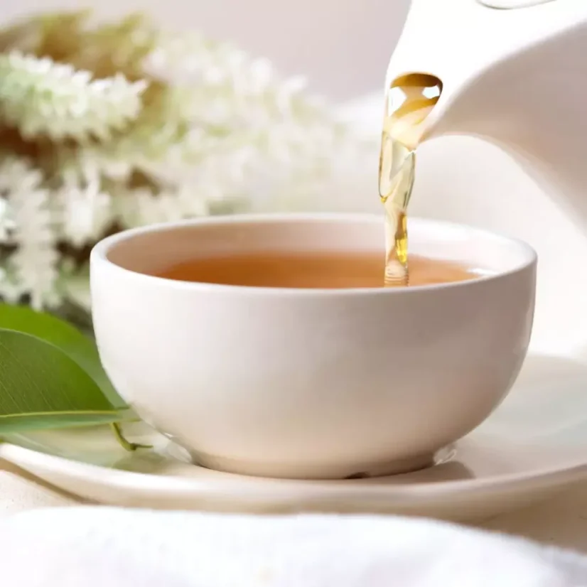 BIO Vietnam Mao Feng est un thé blanc délicat qui se distingue par sa demande en température de l'eau entre 70 et 80 °C pour une préparation optimale.