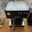 Machine à café à levier domestique Ascaso Steel UNO PID en noir avec des éléments en bois, équipée d'une fonction de nettoyage manuel.