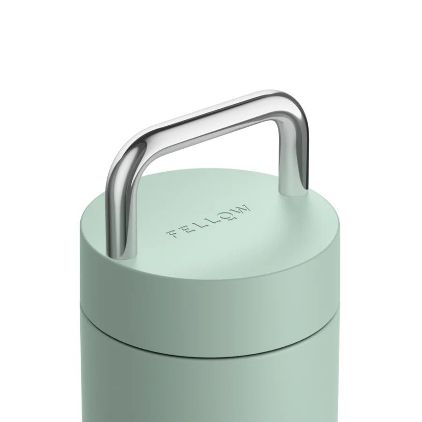 Gobelet de voyage pratique Fellow Carter Carry au design menthe avec une poignée en acier inoxydable.