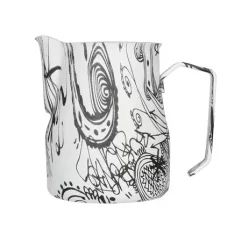 Konvička na mlieko Motta v čiernej farbe s objemom 500 ml, ideálna na prípravu peny na mlieko. Konvička na mlieko Motta v čiernej farbe s objemom 500 ml, ideálna na prípravu peny na mlieko.