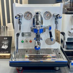 ECM Synchronika blanca, una máquina de café de palanca para el hogar, diseñada para preparar espresso.