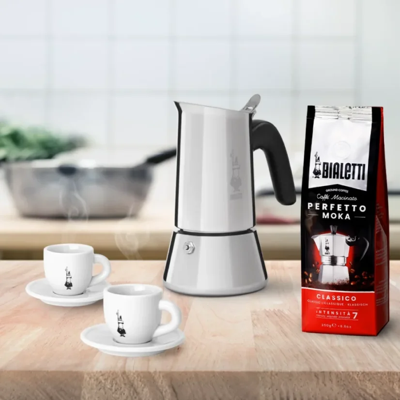 Café préparé dans une cafetière Bialetti New Venus, servi dans des tasses blanches.