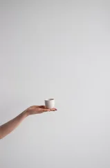Biely porcelánový hrnček Aoomi Dust Mug 04 o objeme 80 ml s minimalistickým dizajnom.