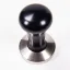 Pohľad zhora na tamper 58,4 mm s čiernou rukoväťou. Pohľad zhora na tamper 58,4 mm s čiernou rukoväťou.