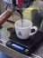 Balance numérique allumée montrant le processus d'extraction sur une machine à café espresso.