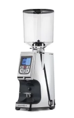 Eureka Atom Specialty 75 en acabado cromado para moler espresso.