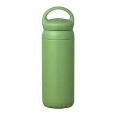 Bouteille isotherme Kinto Day Off de couleur verte d'une capacité de 500 ml, idéale pour maintenir la température des boissons en voyage.
