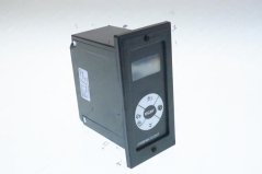 Schwaarz elektronesch Kaart mat engem Display an de Knäppercher MENU, vun der Säit gesinn.