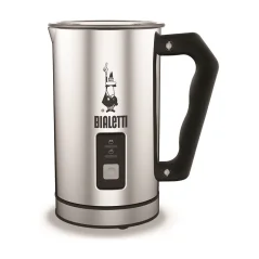 Zdjęcie przedstawia elektryczny spieniacz do mleka marki Bialetti. Produkt jest srebrny z czarną pokrywą i czarną rączką. Umieszczony na białym tle.