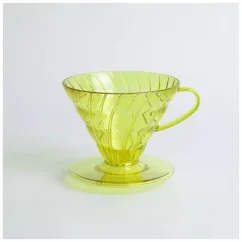 Dzeltena plastmasas kafijas uzlejma Hario V60-02, lai pagatavotu 2-4 krūzes kafijas.