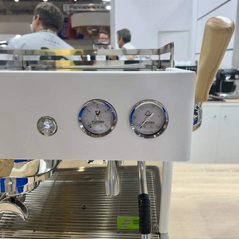 Machine à café à levier domestique Ascaso Baby T Plus en couleur Cloud White avec une tension de 230V, idéale pour la préparation d'un espresso de qualité.