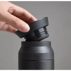 Kinto Travel Tumbler i sort sort med en kapacitet på 500 ml er den perfekte termokop til at transportere kaffe, der holder dens temperatur i længere tid. Kinto Travel Tumbler i sort sort med en kapacitet på 500 ml er den perfekte termokop til at transportere kaffe, der holder dens temperatur i længere tid.