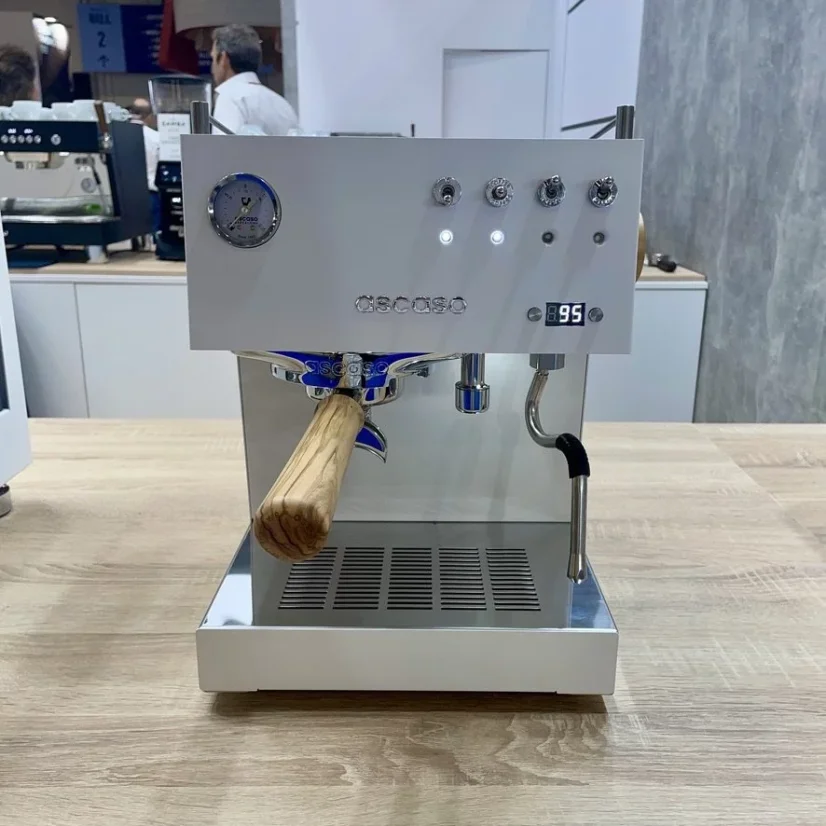 Siebträger-Kaffeemaschine Ascaso Steel DUO PID in weißer Ausführung mit Holzelementen, gefertigt aus einem Edelstahlkessel.