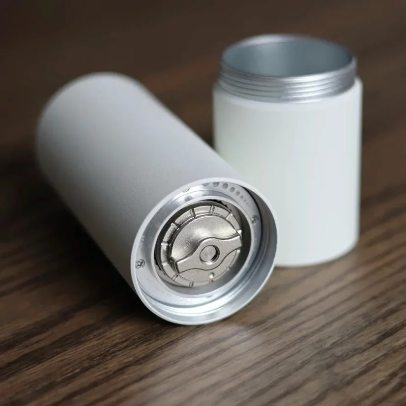 Biely mlynček Timemore Chestnut C2 Max na ručné mletie kávy.