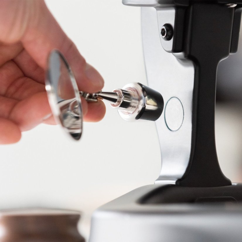 Zrkadlo Flair Shot Mirror with Coin, ktoré umožňuje sledovať priebeh extrakcie kávy z kávovaru.