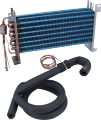 Blo-schwaarzen Lamellen-Verdamper 430x270x90 mm mat Kofferrouer a Kapillare, derniewent eng gewéckelte schwaarz Offlossschlauch.