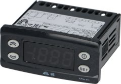 Schwaarze digitale Thermostat mat engem Display a véier Bedéngungsknäppercher, vun uewen gesinn.