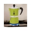 La cafetière Moka en couleur verte est fabriquée en aluminium, ce qui garantit un chauffage rapide et uniforme.