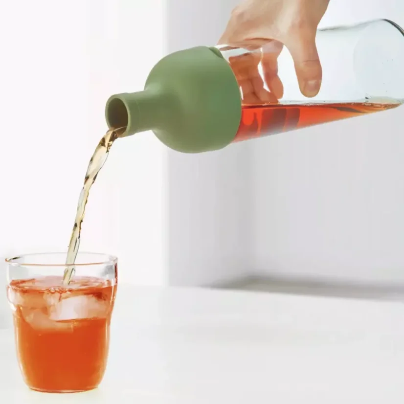Bouteille en verre Hario Cold Brew Tea Filter-In de couleur verte d'une capacité de 750 ml, idéale pour préparer du thé glacé.