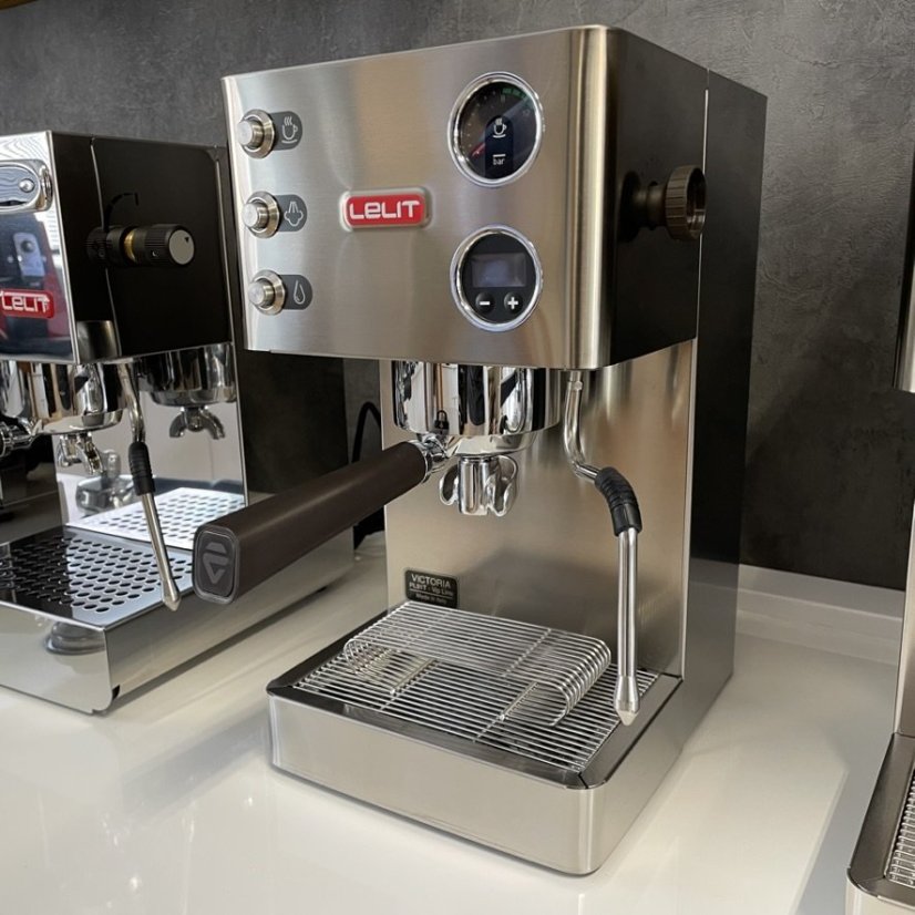 Espresso kávovar Lelit Victoria PL91T v čiernom prevedení s funkciou prípravy dvoch šálok kávy súčasne.