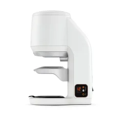 Seitenansicht des automatischen Tampers Puqpress Mini 58,3 mm in Weiß.