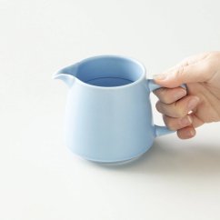 Origami-Kaffeeserver für Filterkaffee in der Hand.