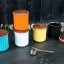 Ensemble de bols en céramique Origami de différentes couleurs sur le comptoir de la cuisine.