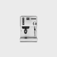 Machine à café à levier Rancilio Silvia E de couleur argentée avec un levier, idéale pour la préparation de l'espresso à la maison.