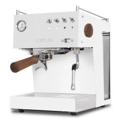 Ascaso Steel UNO PID baltos ir medžio spalvos kavos aparatas leidžia vienu metu paruošti du puodelius kavos.