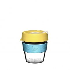 Taza de café de plástico con tapa amarilla y correa turquesa para sujetarla.