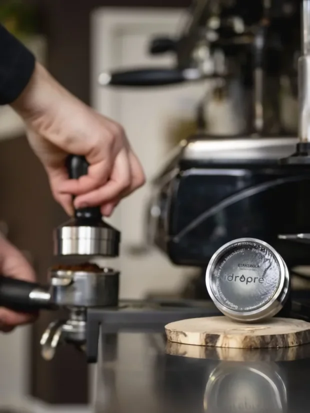 Detail des Idroprep Tampers beim Andrücken des Kaffees.