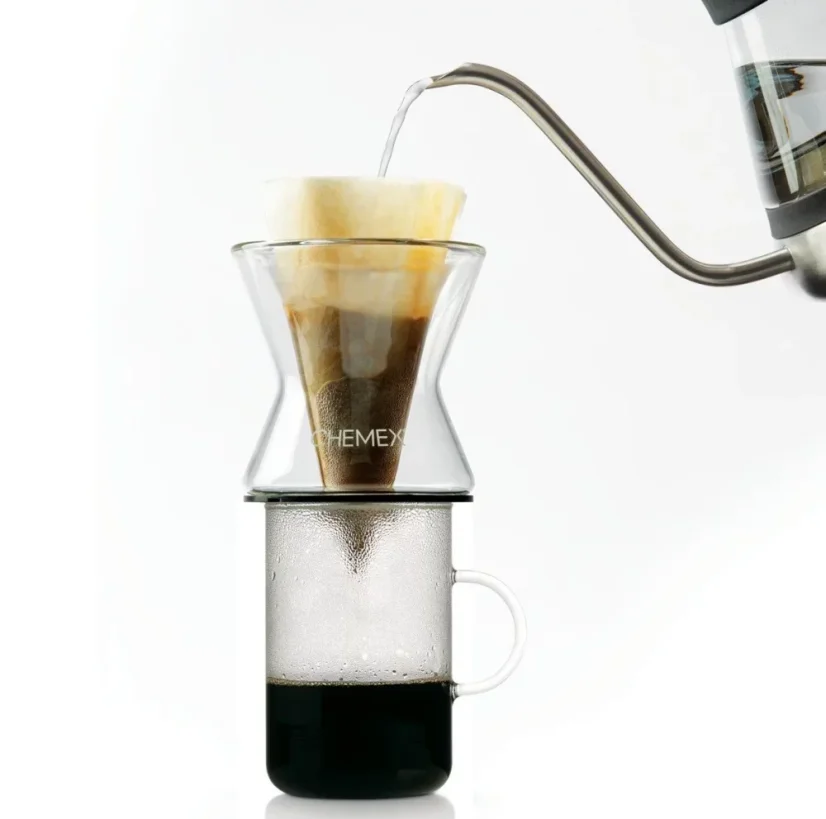 Zubereitung von Kaffee in einem Funnex mit einer Glaskaraffe durch Aufgießen von Wasser.