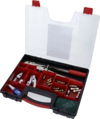 Servicekoffer Lokring mat Kupplungen, Detail vum Inhalt mat der Zang an de Fächer mat Kupplungen.